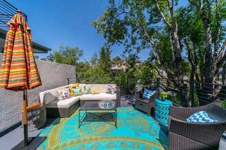 Hollywood Hills, tree lined street, perfec... in Los Angeles, CA - Foto de edificio - Building Photo