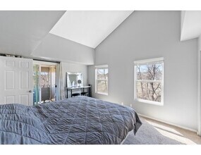 12024 W Cross Dr, Unit 206 in Littleton, CO - Foto de edificio - Building Photo