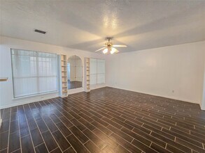 12010 Essenbruk Dr in Houston, TX - Building Photo - Building Photo