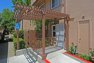 Walnut Wood Apartments in Carmichael, CA - Foto de edificio - Building Photo