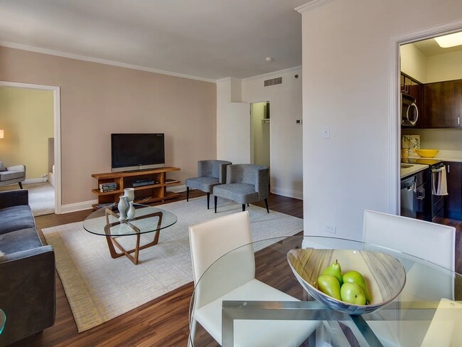 208 E Chestnut St in Chicago, IL - Building Photo - Building Photo