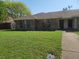 806 Redbud Dr in Desoto, TX - Building Photo