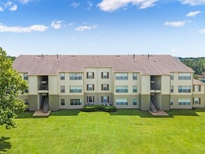 Retreat at Valencia Apartment Homes in Orlando, FL - Building Photo - Building Photo