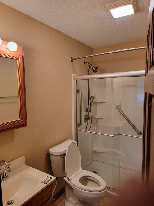 8217 Leisure Ln in Des Moines, IA - Building Photo - Building Photo