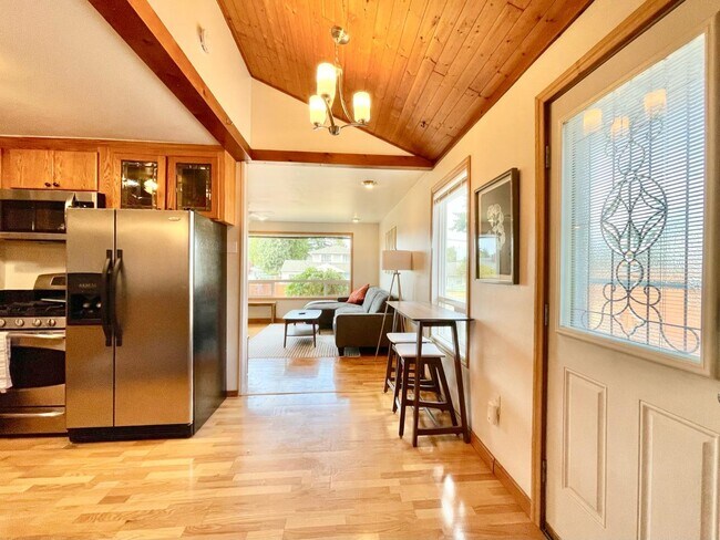 8408 33rd St W in University Place, WA - Building Photo - Building Photo