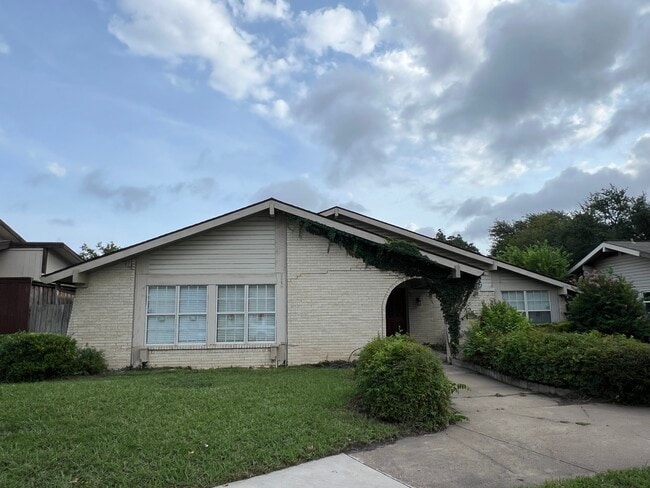 property at 1413 Glouchester Dr