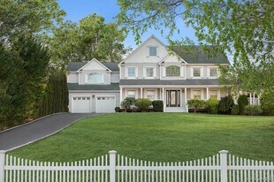 47 Bathing Bch Rd in Southampton, NY - Building Photo