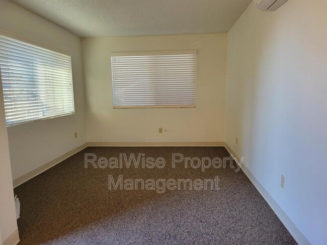 702 SW Isham St in Grants Pass, OR - Foto de edificio - Building Photo