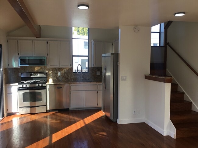 2152 Clinton Ave, Unit B in Alameda, CA - Foto de edificio - Building Photo