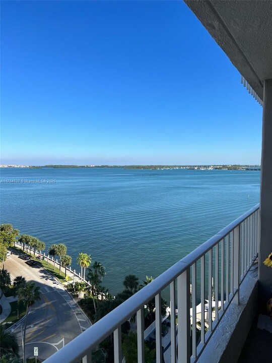 200 SE 15th Rd in Miami, FL - Foto de edificio