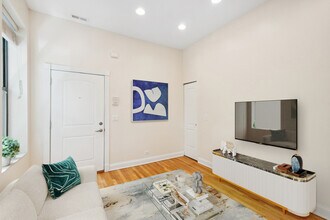 2329 N Oakley Ave, Unit 3e in Chicago, IL - Building Photo - Building Photo