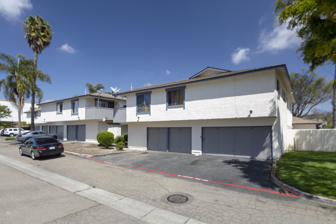 3413-3427 Del Este Way in Oceanside, CA - Building Photo