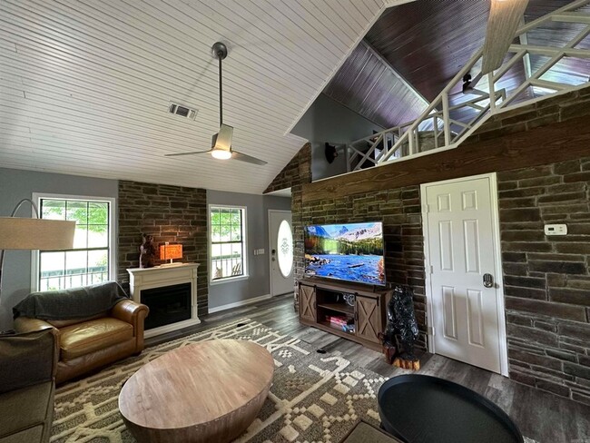 896 Vaughn Rd in Glenwood, AR - Foto de edificio - Building Photo