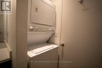 2 Fieldway Rd in Toronto, ON - Building Photo - Building Photo