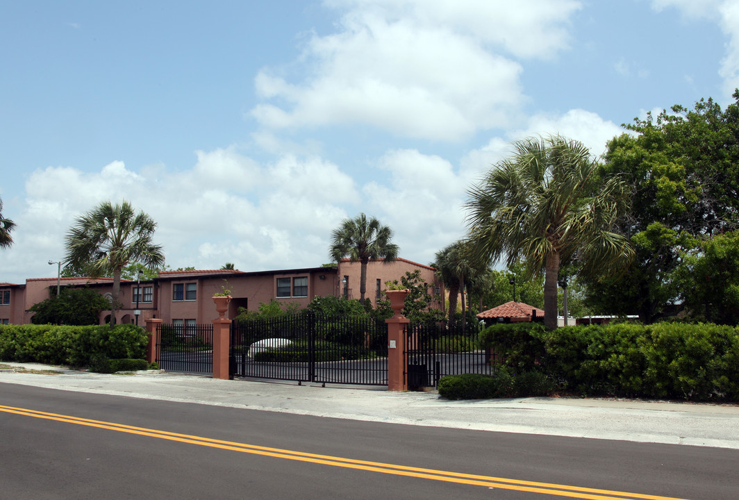 Hacienda Gardens in Clearwater, FL - Building Photo