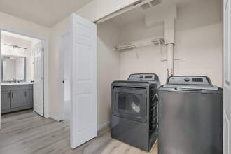 12040 Bridgeport Way SW in Lakewood, WA - Building Photo - Building Photo