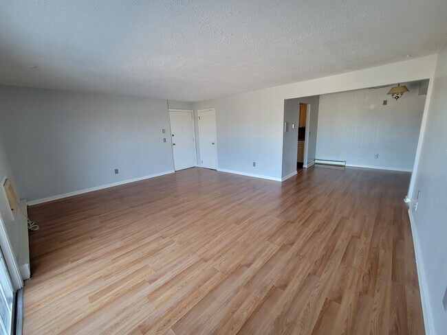 300 Smithfield Rd, Unit Apt 1-10 in North Providence, RI - Foto de edificio - Building Photo