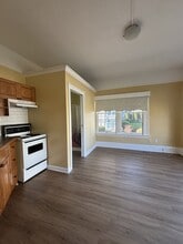 1037 Southgate St in Victoria, BC - Building Photo - Building Photo