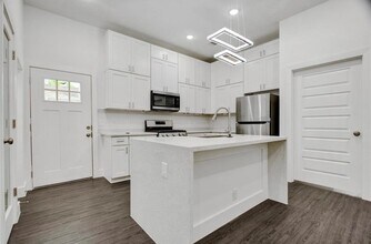 4512 Brinkley St, Unit B in Houston, TX - Foto de edificio - Building Photo