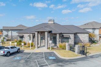 Bison Trails Apartments in Bartlesville, OK - Foto de edificio - Building Photo