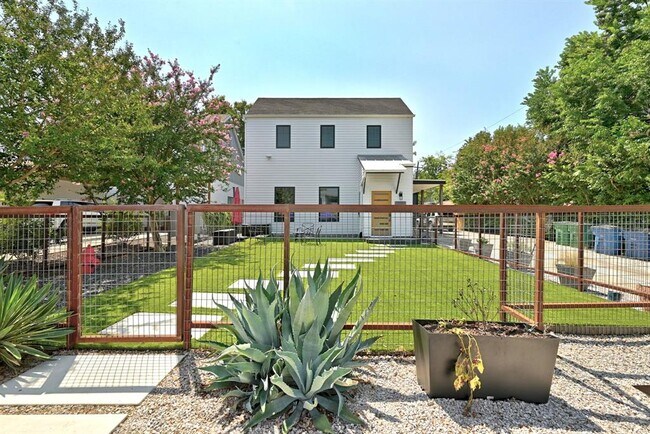 1003 Daphne Ct in Austin, TX - Building Photo - Building Photo