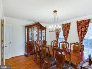 7705 Huntmaster Ln in McLean, VA - Foto de edificio - Building Photo