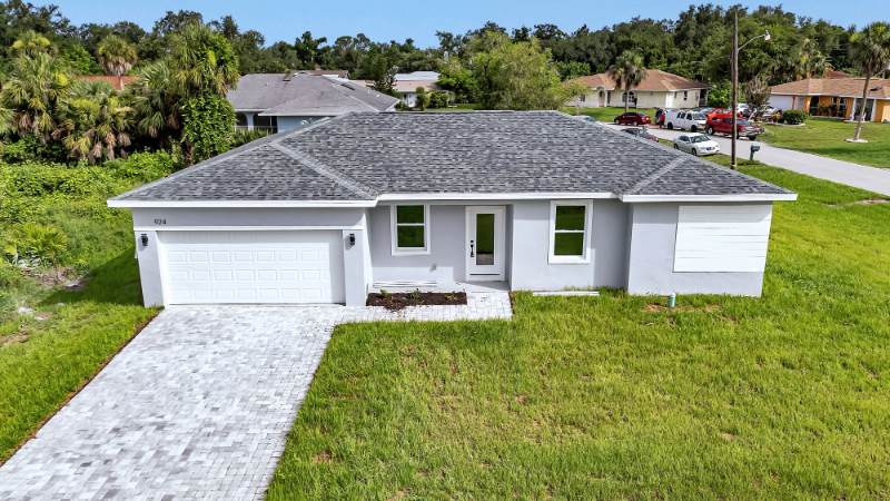 924 Tropical Ave NW in Port Charlotte, FL - Foto de edificio
