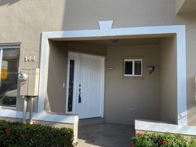 144 Riviera Cir in Weston, FL - Building Photo - Building Photo