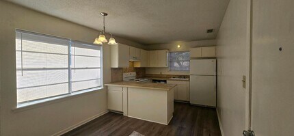 128-130 Queens Ct in Longview, TX - Building Photo - Building Photo