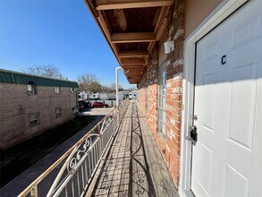 1042 W Village Ct in Pasadena, TX - Foto de edificio - Building Photo