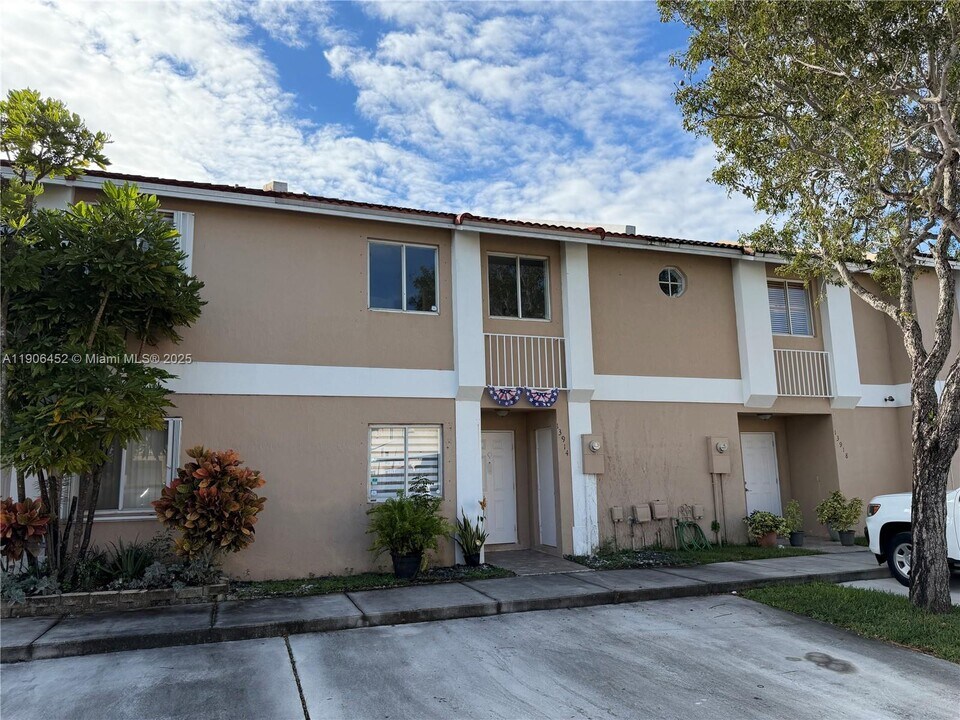 13914 SW 178th St in Miami, FL - Building Photo