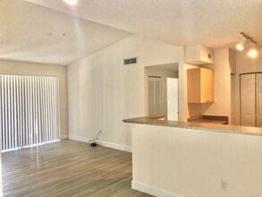 8000 Nob Hl Rd in Tamarac, FL - Building Photo - Building Photo