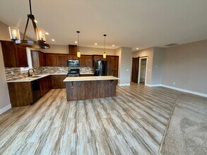 830 Covey Run St in Independence, OR - Building Photo - Building Photo