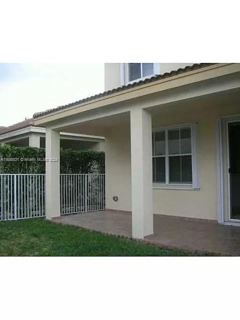 1689 Winterberry Ln in Weston, FL - Foto de edificio - Building Photo