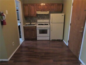 33 Deer Park Ave in Babylon, NY - Building Photo - Building Photo