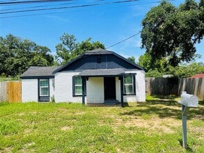 506 N Hackberry St in Sweeny, TX - Building Photo - Building Photo