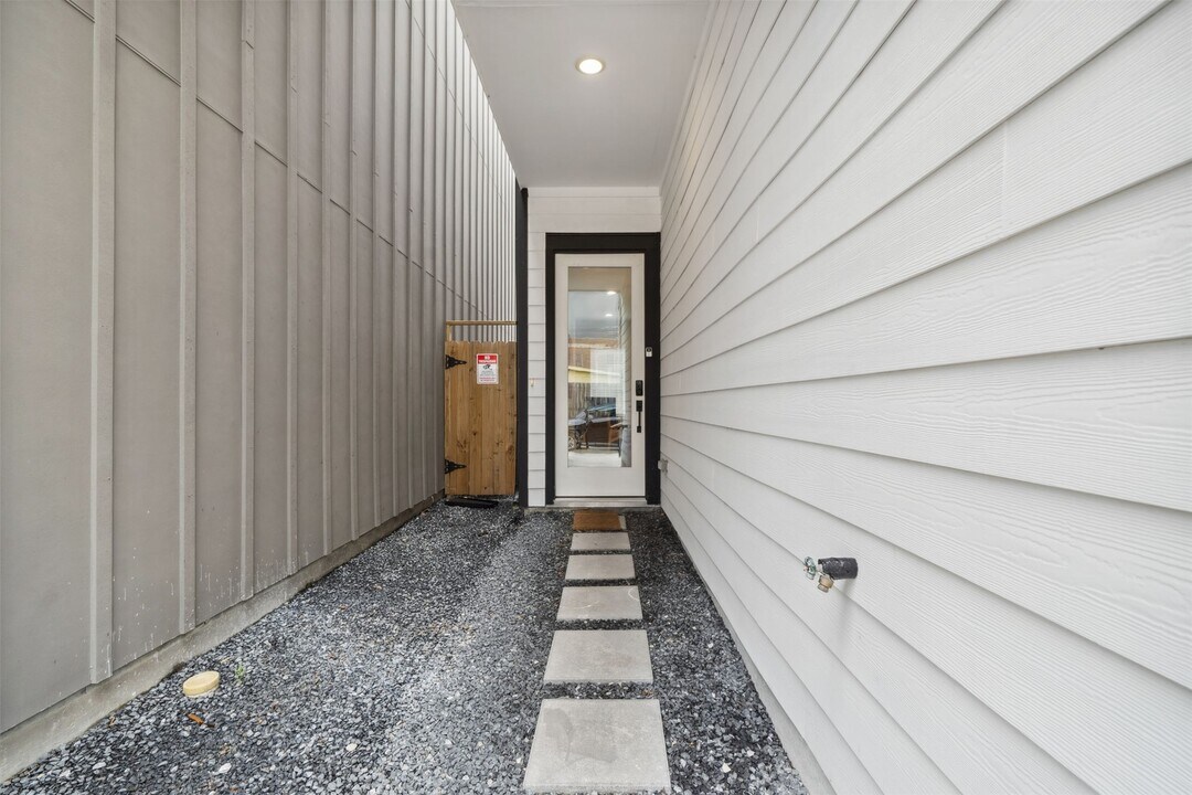 8470 Berry Green Ln in Houston, TX - Building Photo