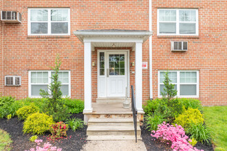 Covered Bridge Apartments in Perkasie, PA - Building Photo - Building Photo