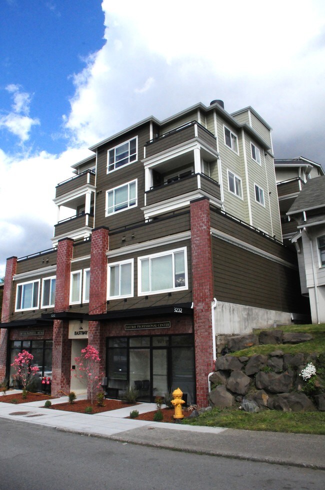 Eastbay Apartments in Seattle, WA - Foto de edificio - Building Photo