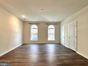 13727 Endeavour Dr in Herndon, VA - Foto de edificio - Building Photo