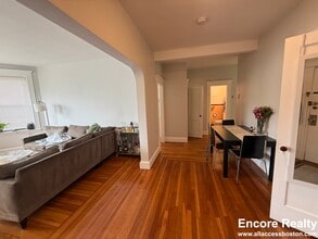 175 Harvard St, Unit 2 in Brookline, MA - Building Photo - Building Photo