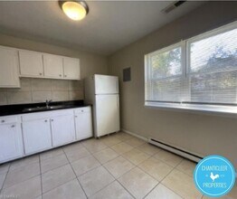 1504 Autumn Dr, Unit B in Greensboro, NC - Foto de edificio - Building Photo