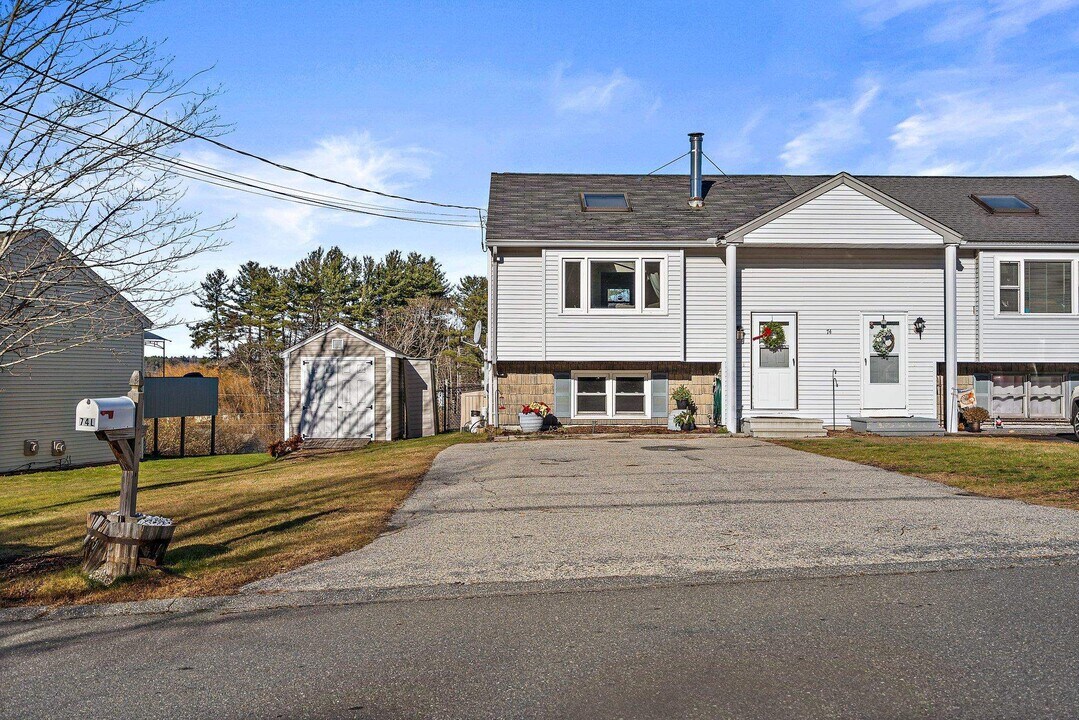 74 Derryfield Rd in Derry, NH - Building Photo