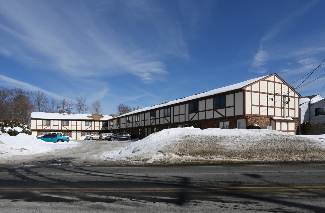 Meriden Rd Townhouses in Waterbury, CT - Foto de edificio