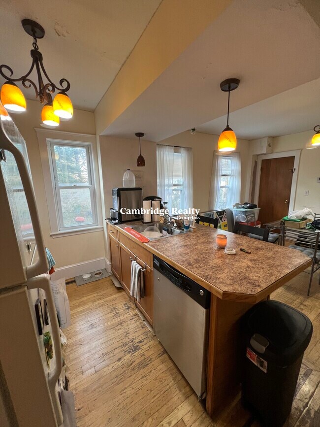 28 Cherry St, Unit 1R in Somerville, MA - Foto de edificio - Building Photo