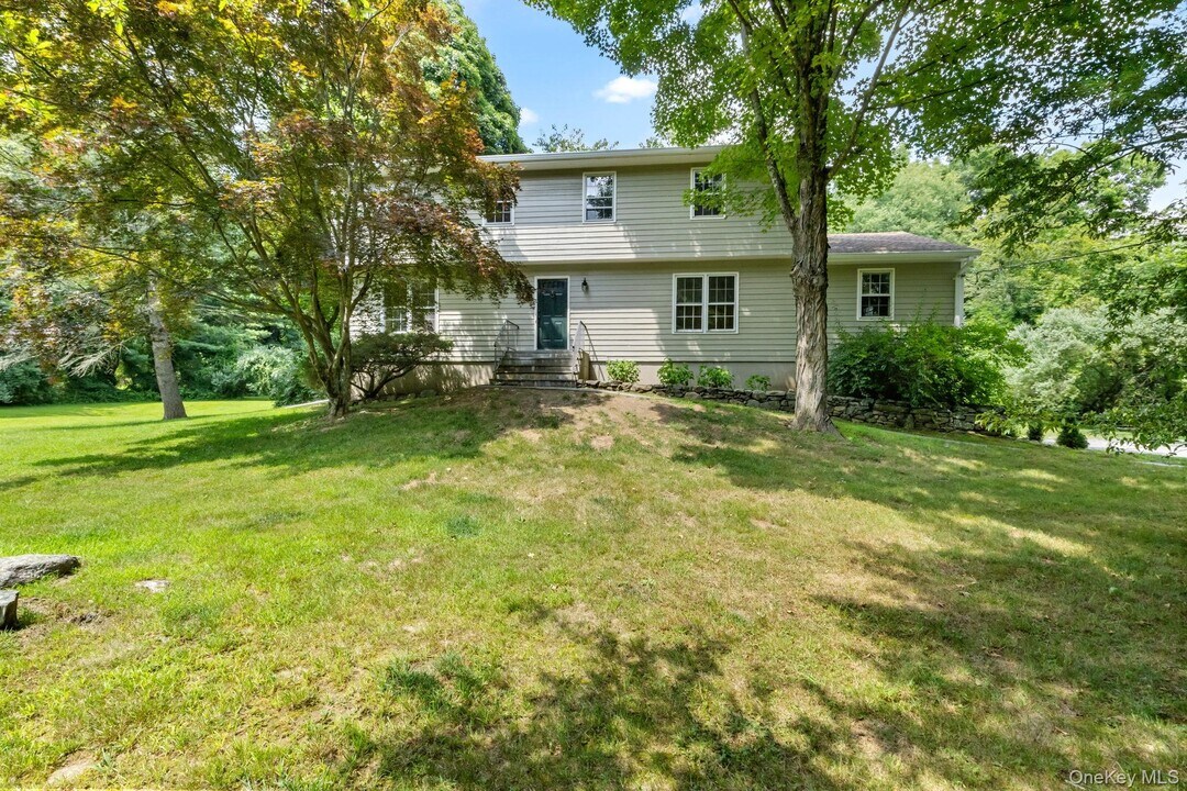 8 Old Pound Rd in Pound Ridge, NY - Building Photo