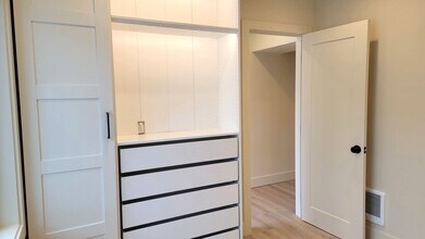 7605 SW 51st Pl in Portland, OR - Building Photo - Building Photo