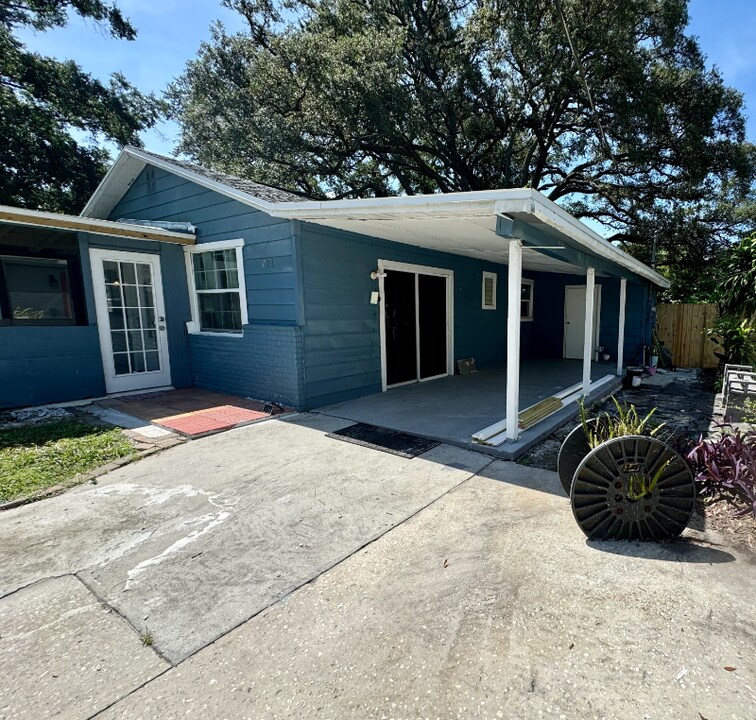 711 E 129th Ave in Tampa, FL - Building Photo