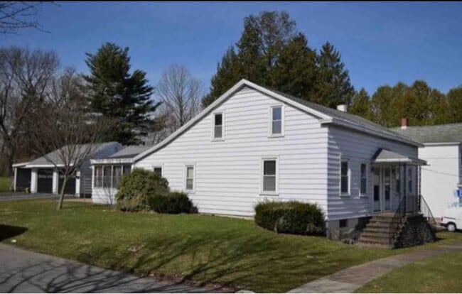 18 Cottage St in New York Mills, NY - Building Photo - Building Photo