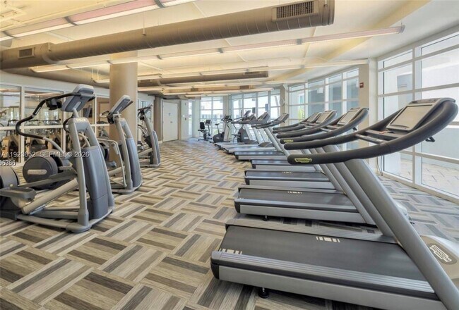 253 NE 2nd St, Unit 2701 in Miami, FL - Foto de edificio - Building Photo